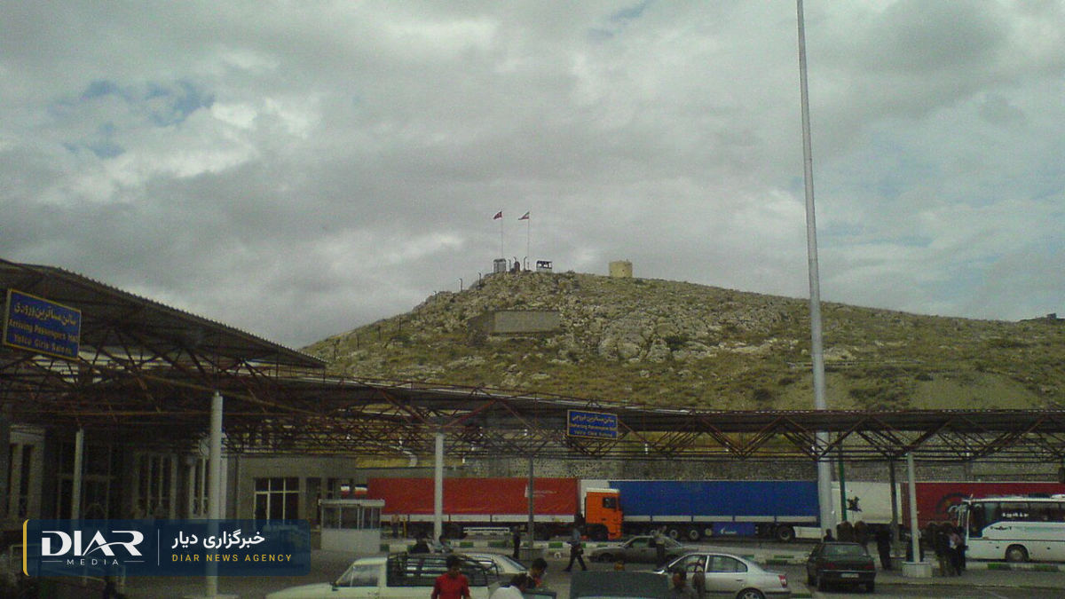 گذرگاه مرزی بازرگان در مرز ایران و ترکیه؛ پرچم دو کشور بر تپه نزدیک دروازه مرزی دیده میشود. تصویر آرشیوی؛ عکس: M_karzarj ( talk ) ( Uploads )، مجوز CC BY-SA 3.0، ویکیمدیا کامنز
