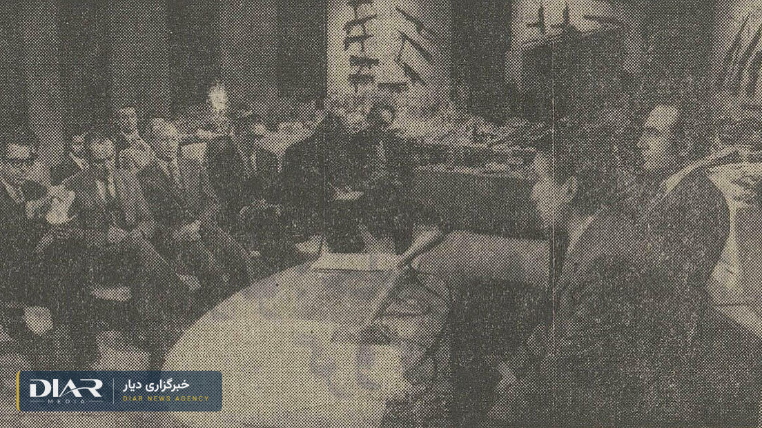پرویز ثابتی، مقام ارشد ساواک، در نشست خبری دی ۱۳۵۰ درباره کشف شبکه‌های گروه‌های مسلح در تهران