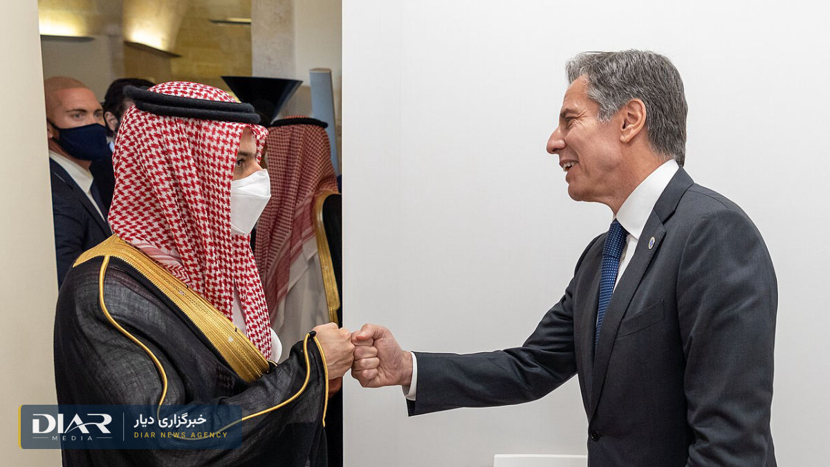 فیصل بن فرحان، وزیر خارجه عربستان سعودی، در دیدار با آنتونی بلینکن در باری ایتالیا، تیر ۱۴۰۰
